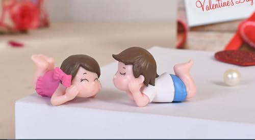Lying on The Floor Romantic Couple Showpiece Resin Toy Couple stuate Stool Couple Ornaments Auto Interior Mini Garden Figurines Couple Statue Boy Ideal Gift for Friends